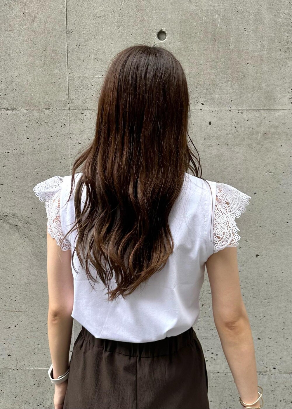 ホワイト系のショルダーバッグ、ホワイト系のTシャツ/カットソー、ブラウン系のその他パンツを着用したレディースの秋コーディネートの6枚目の写真