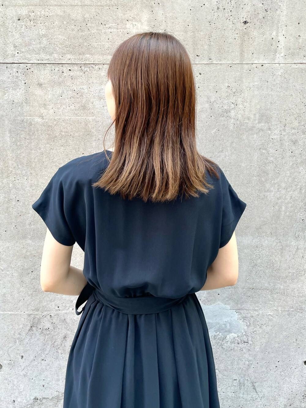 ブルー系のワンピース、ブラック系のショルダーバッグを着用したレディースの夏コーディネートの4枚目の写真