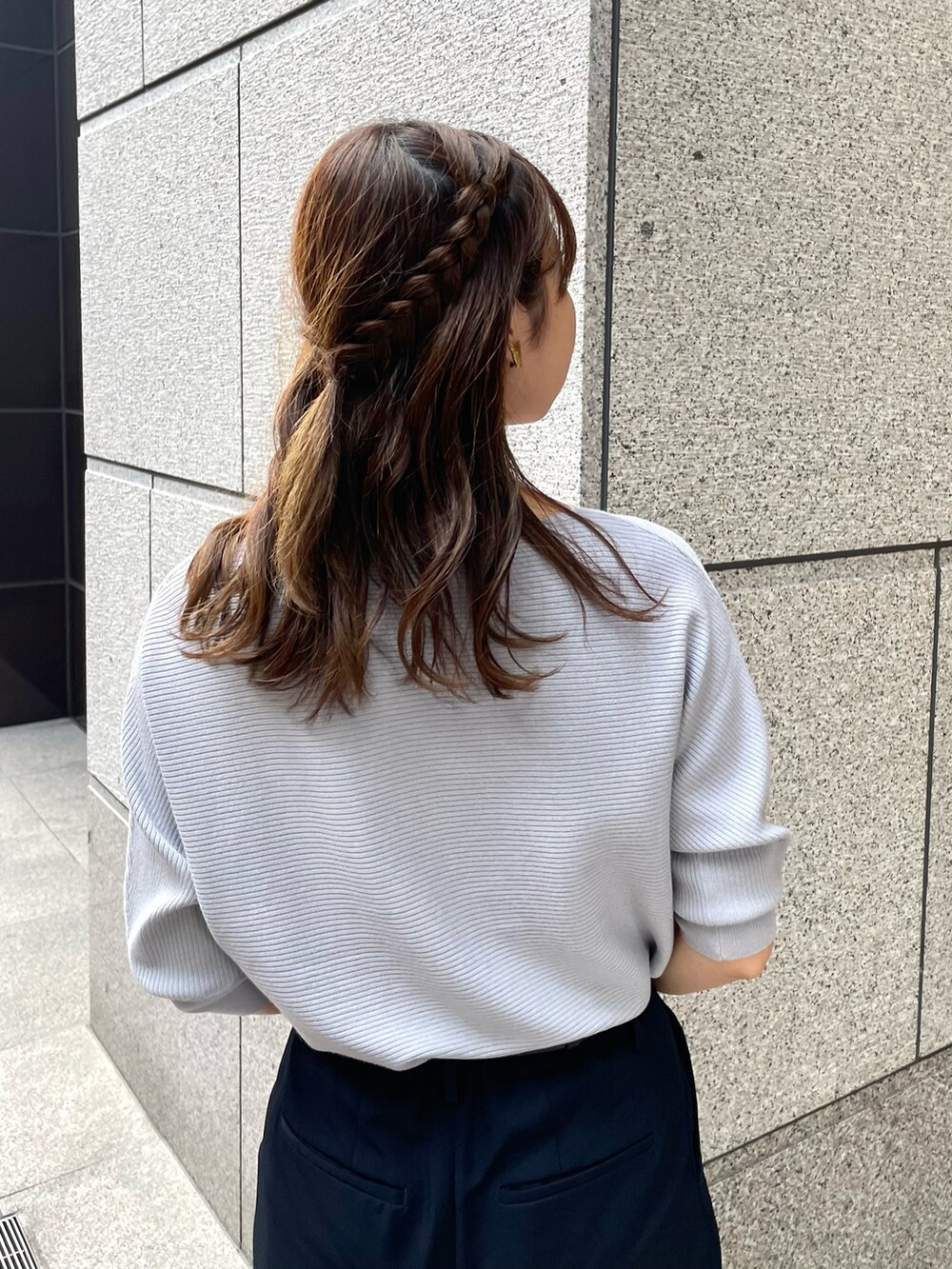 ブルー系のニット/セーター、ブルー系のその他パンツ、ブラック系のショルダーバッグを着用したレディースの秋コーディネートの4枚目の写真