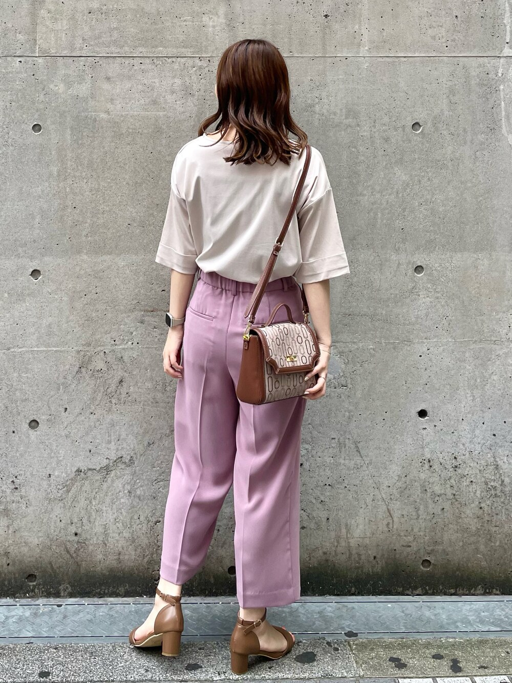 ベージュ系のTシャツ/カットソー、ピンク系のその他パンツ、ブラウン系のショルダーバッグを着用したレディースの夏コーディネートの2枚目の写真