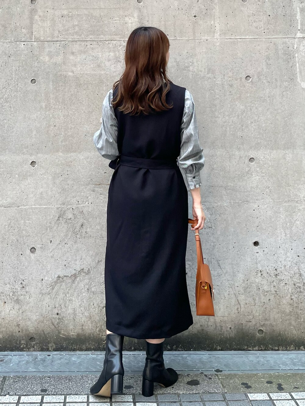 ブラック系のジャンパースカート、ブラック系のシャツ/ブラウス、ブラウン系のショルダーバッグを着用したレディースの秋コーディネートの2枚目の写真