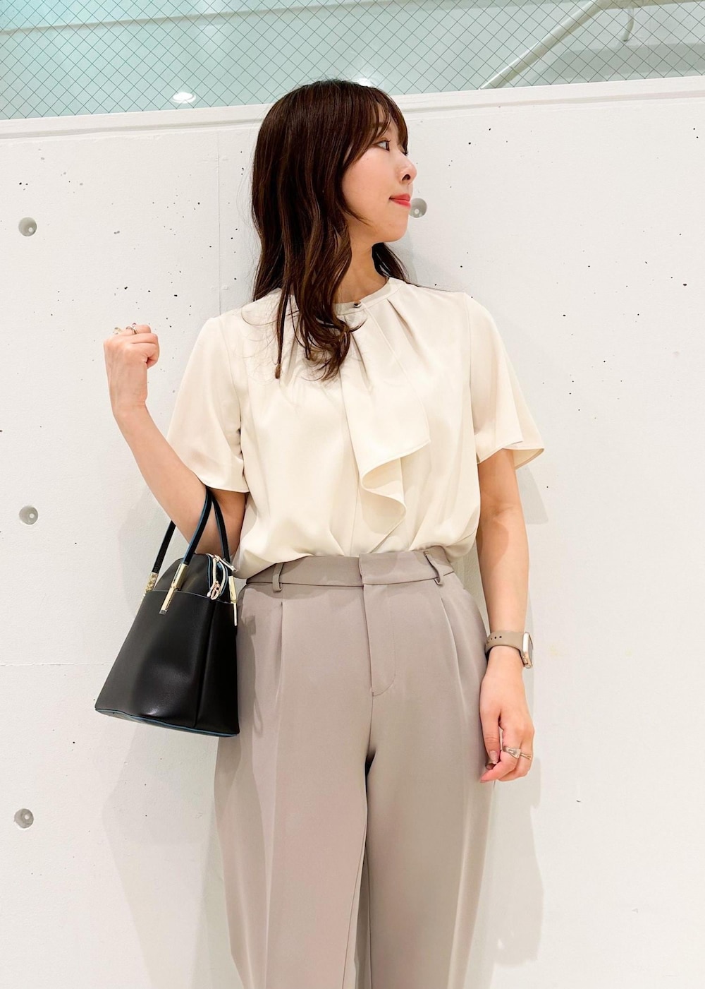 イエロー系のその他パンツ、ブラック系のショルダーバッグ、ベージュ系のシャツ/ブラウスを着用したレディースの春コーディネートの4枚目の写真