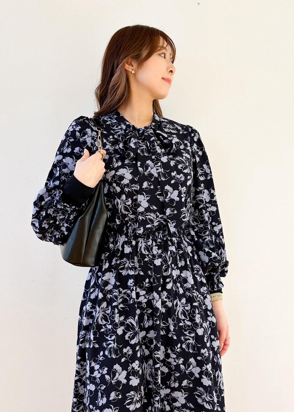 ブルー系のワンピース、ブラック系のショルダーバッグを着用したレディースの冬コーディネートの4枚目の写真