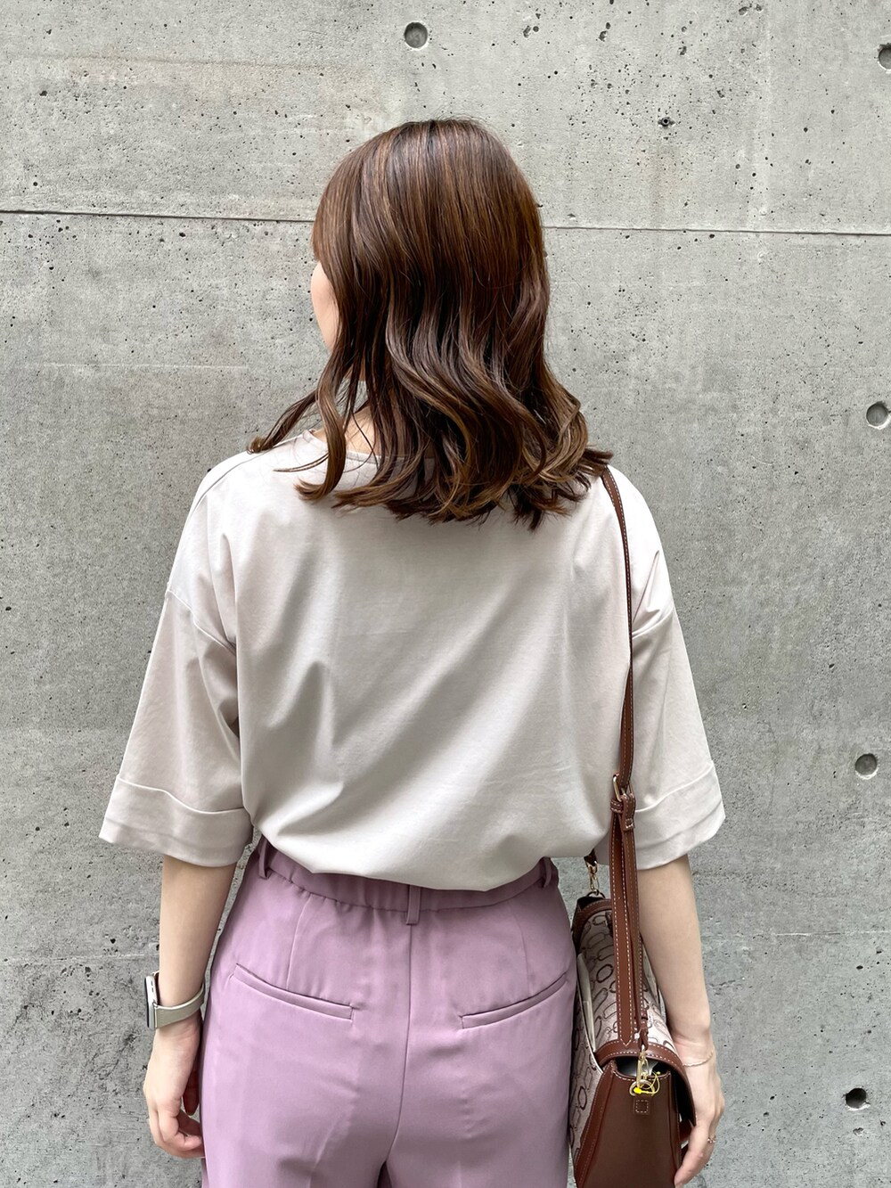 ベージュ系のTシャツ/カットソー、ピンク系のその他パンツ、ブラウン系のショルダーバッグを着用したレディースの夏コーディネートの4枚目の写真