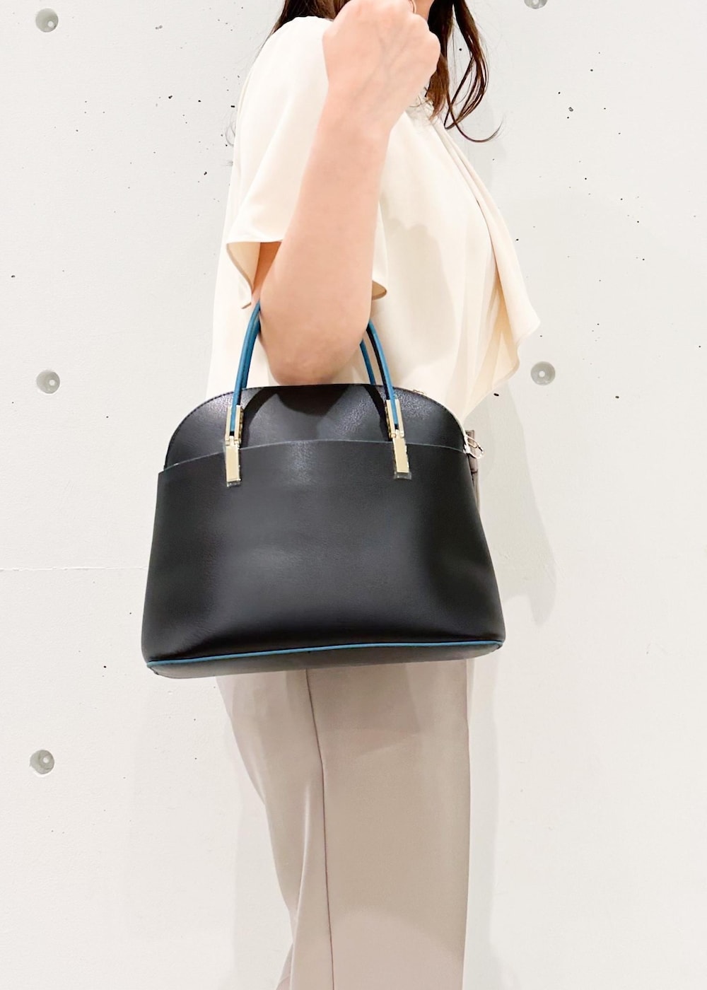 イエロー系のその他パンツ、ブラック系のショルダーバッグ、ベージュ系のシャツ/ブラウスを着用したレディースの春コーディネートの6枚目の写真