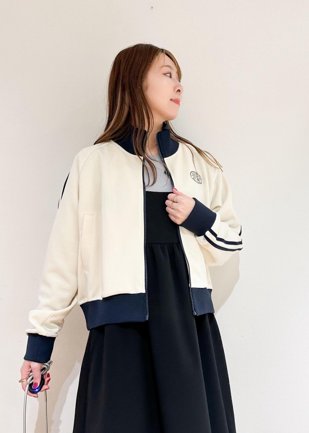 ブラック系のワンピース、グレー系のニット/セーター、シルバー系のショルダーバッグを着用したレディースの冬コーディネートの4枚目の写真