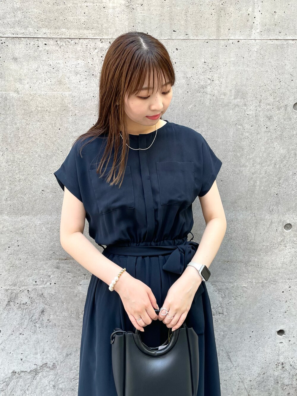 ブルー系のワンピース、ブラック系のショルダーバッグを着用したレディースの夏コーディネートの3枚目の写真