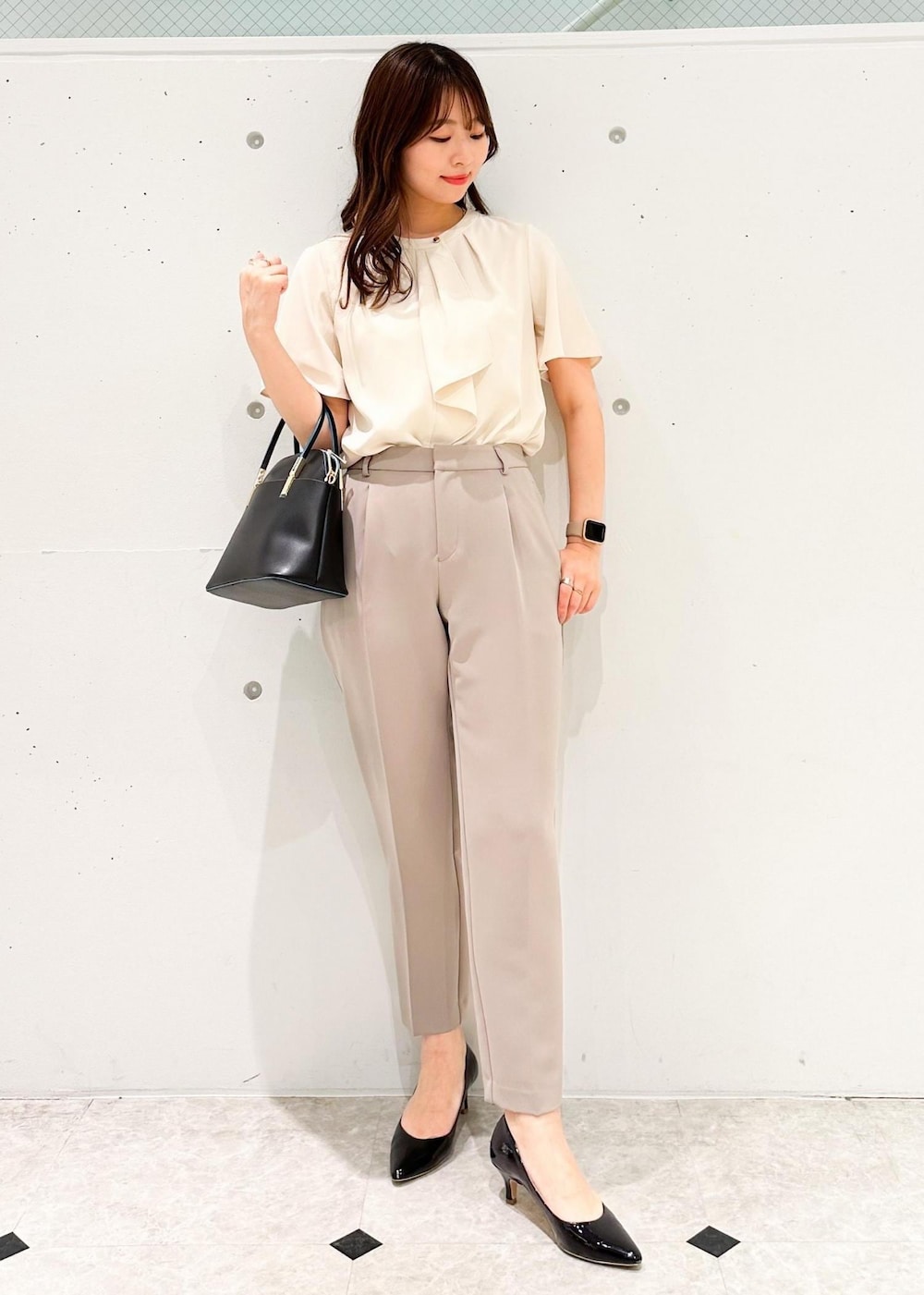 イエロー系のその他パンツ、ブラック系のショルダーバッグ、ベージュ系のシャツ/ブラウスを着用したレディースの春コーディネートの2枚目の写真