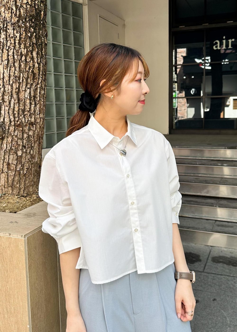 ホワイト系のシャツ/ブラウス、ブルー系のその他パンツ、ブラック系のショルダーバッグを着用したレディースの春コーディネートの4枚目の写真