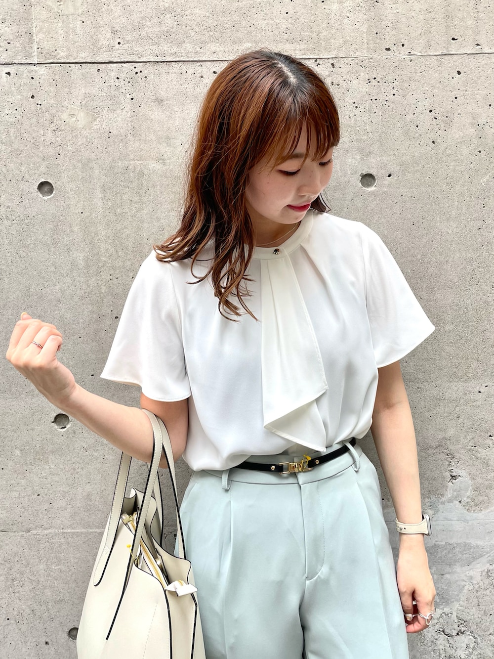 ホワイト系のシャツ/ブラウス、グリーン系のその他パンツ、ブラック系のパンプスを着用したレディースの夏コーディネートの3枚目の写真