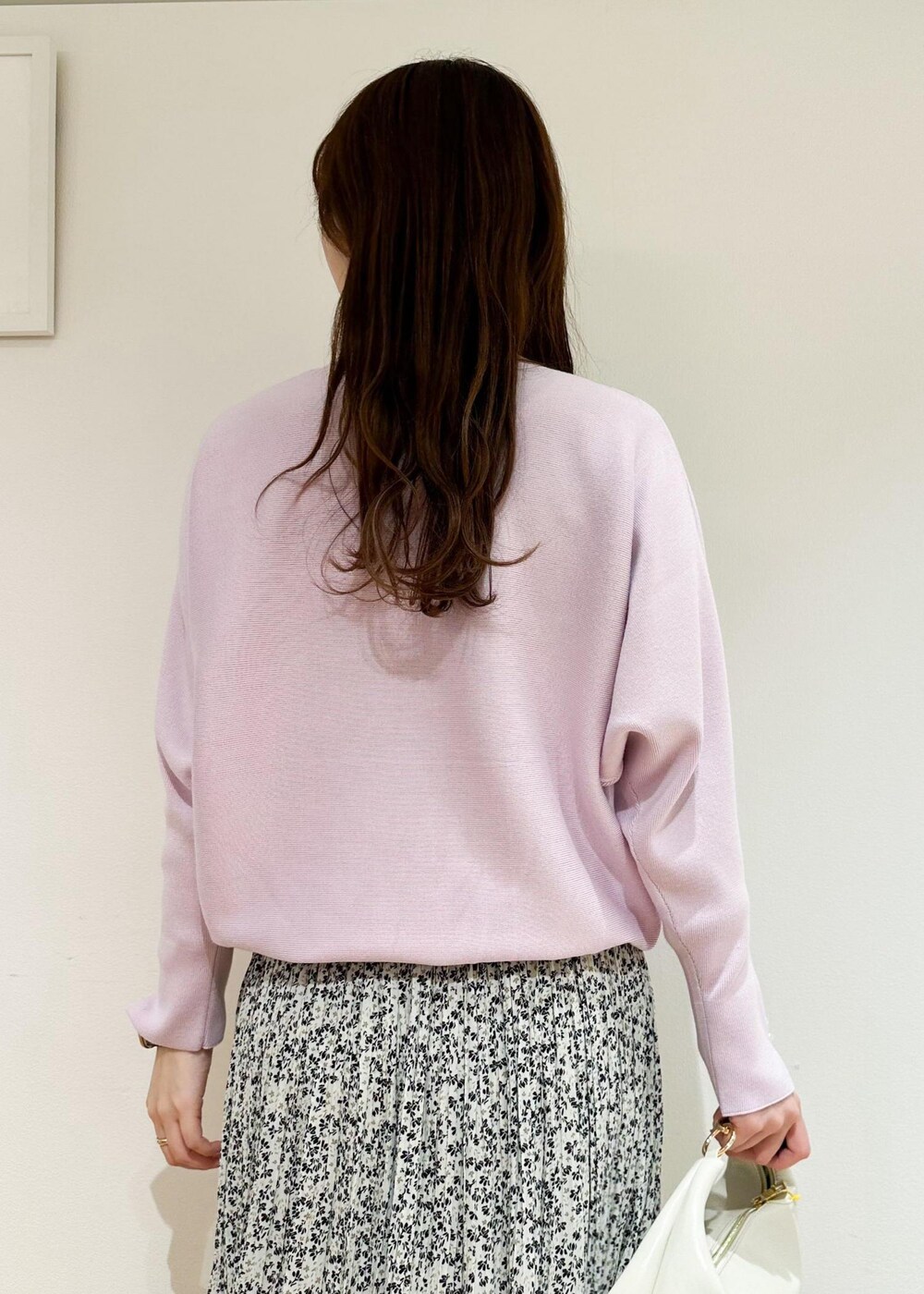 ベージュ系のスカート、ホワイト系のショルダーバッグ、ピンク系のニット/セーターを着用したレディースの冬コーディネートの4枚目の写真