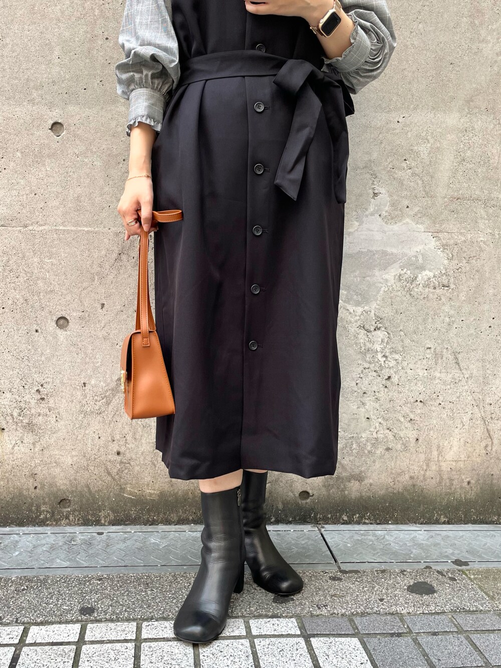 ブラック系のジャンパースカート、ブラック系のシャツ/ブラウス、ブラウン系のショルダーバッグを着用したレディースの秋コーディネートの5枚目の写真