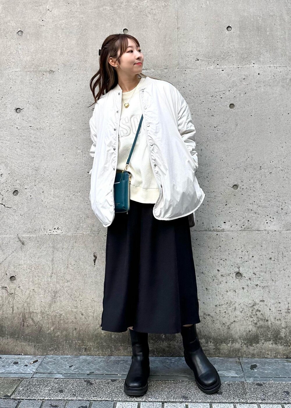 ブルー系のショルダーバッグ、ブラック系のその他パンツ、グレー系のブルゾンを着用したレディースの秋コーディネートの2枚目の写真