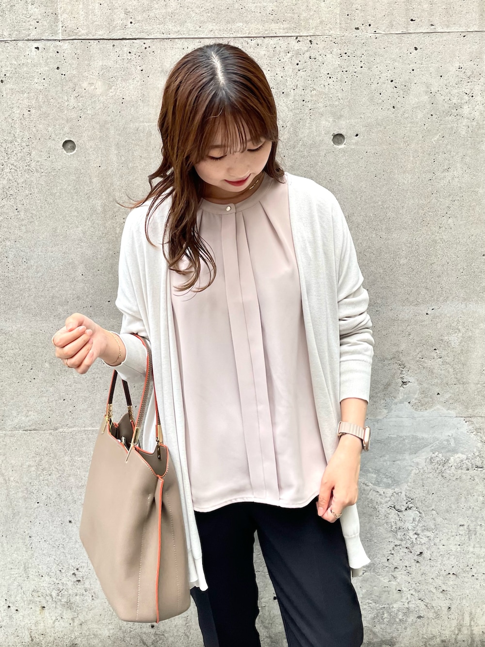 グレー系のカーディガン/ボレロ、ベージュ系のシャツ/ブラウス、ブラック系のパンプスを着用したレディースの秋コーディネートの2枚目の写真