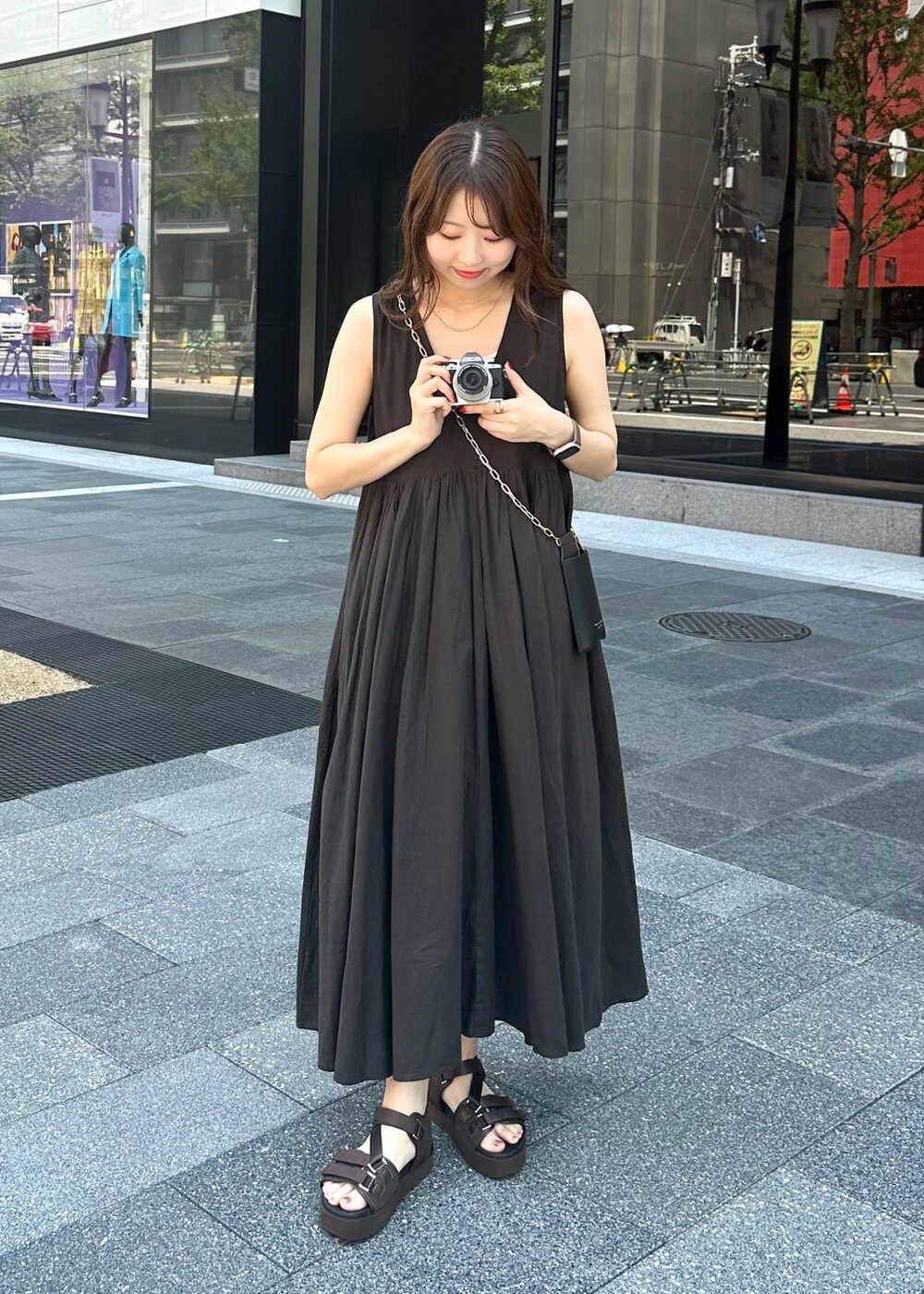 ブラック系のショルダーバッグ、ブラック系のワンピースを着用したレディースの夏コーディネートの3枚目の写真