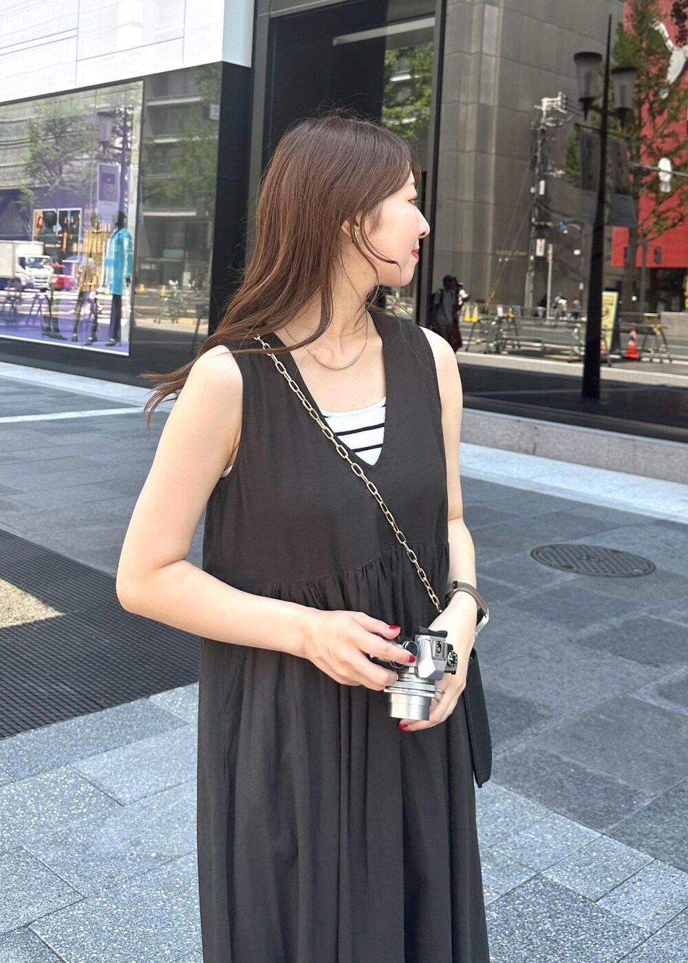 ブラック系のショルダーバッグ、ブラック系のワンピースを着用したレディースの夏コーディネートの5枚目の写真