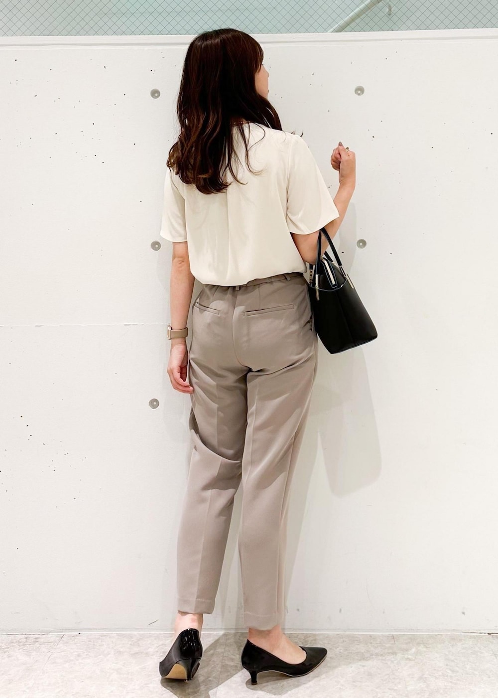 イエロー系のその他パンツ、ブラック系のショルダーバッグ、ベージュ系のシャツ/ブラウスを着用したレディースの春コーディネートの3枚目の写真