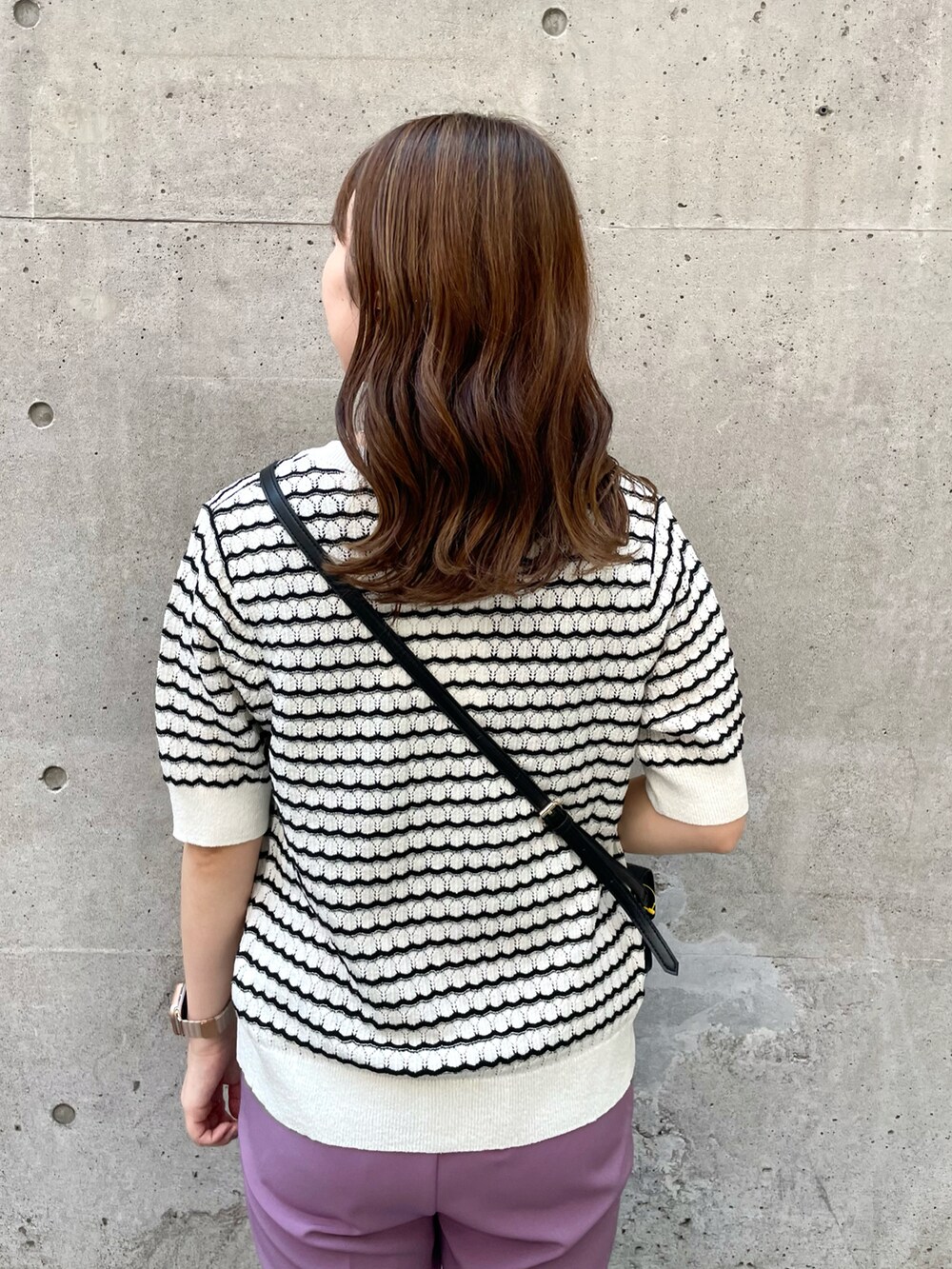 ホワイト系のカーディガン/ボレロ、パープル系のその他パンツ、ブラック系のサンダルを着用したレディースの夏コーディネートの4枚目の写真