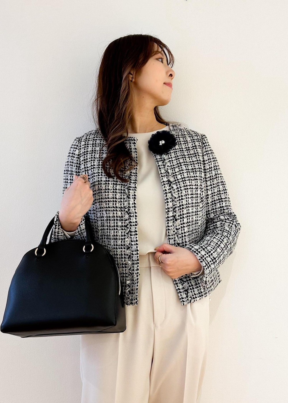 ブラック系のボストンバッグ、ホワイト系のシャツ/ブラウス、ホワイト系のその他パンツを着用したレディースの冬コーディネートの4枚目の写真