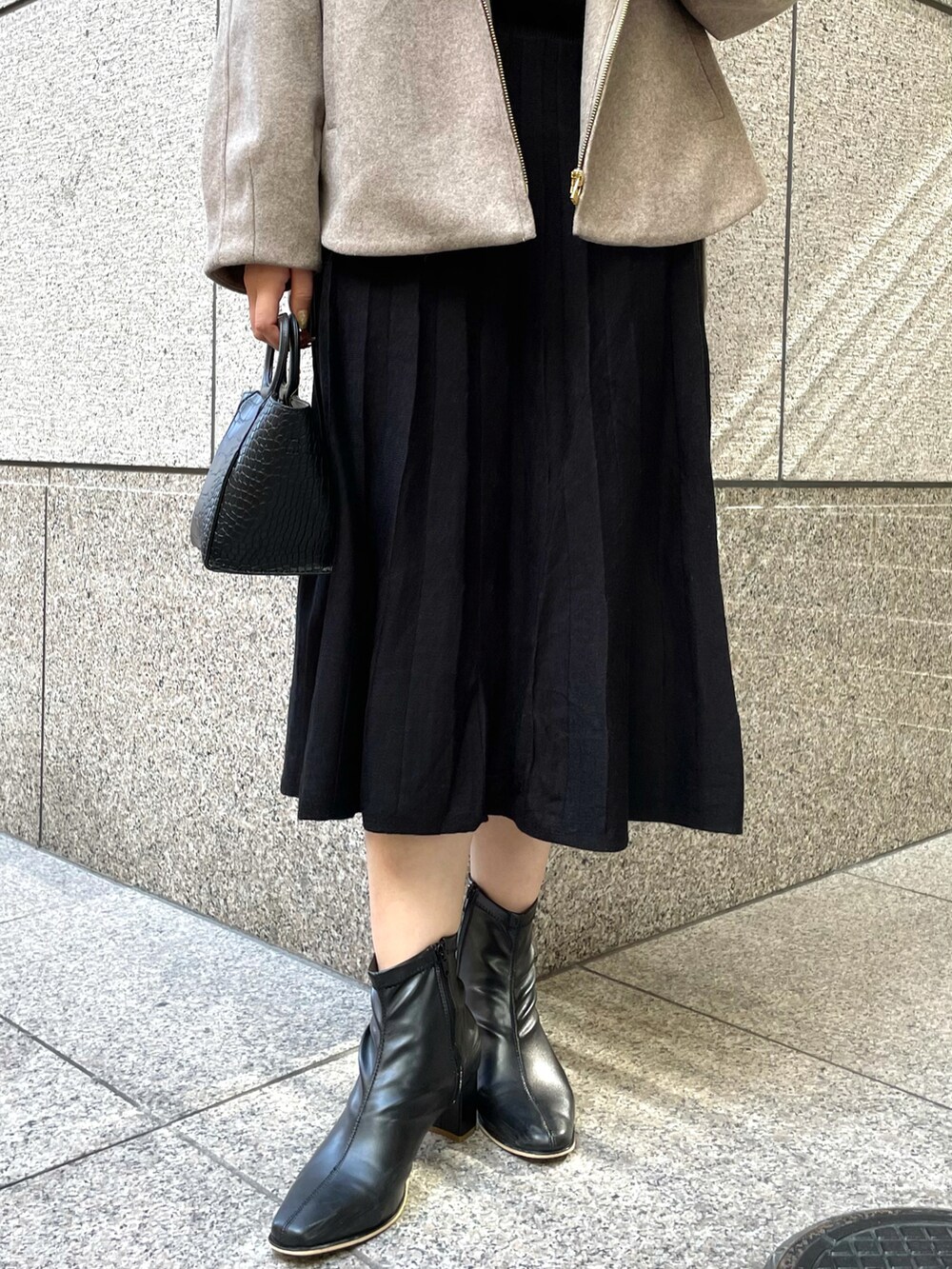 ブラウン系のその他アウター、ブラック系のショルダーバッグ、ブラック系のブーツを着用したレディースの冬コーディネートの5枚目の写真