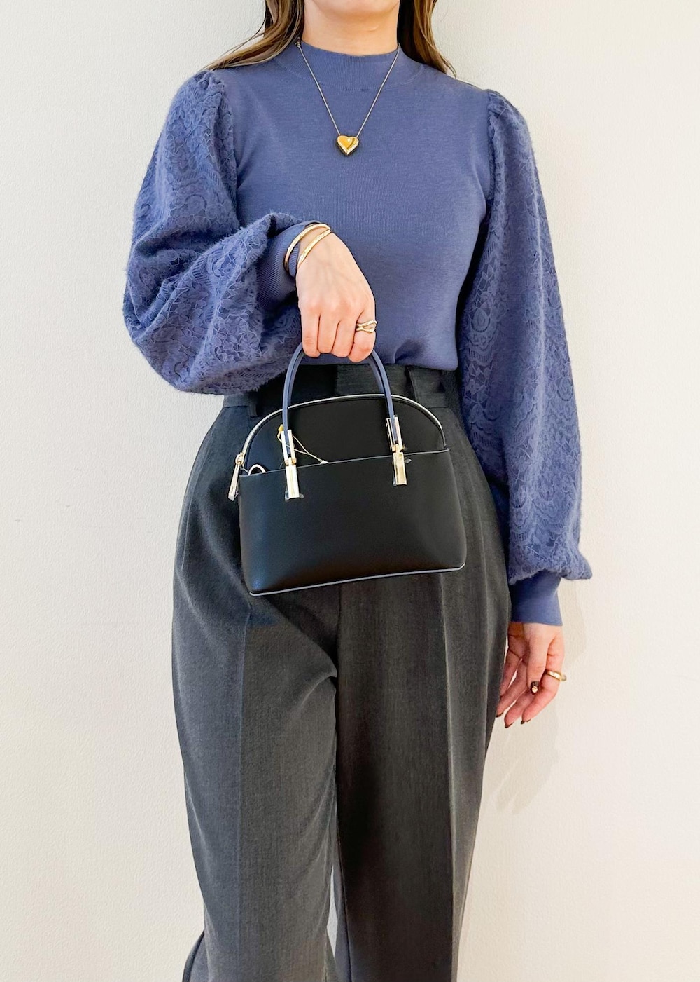 グレー系のその他パンツ、ブラック系のショルダーバッグ、ブルー系のニット/セーターを着用したレディースの秋コーディネートの6枚目の写真