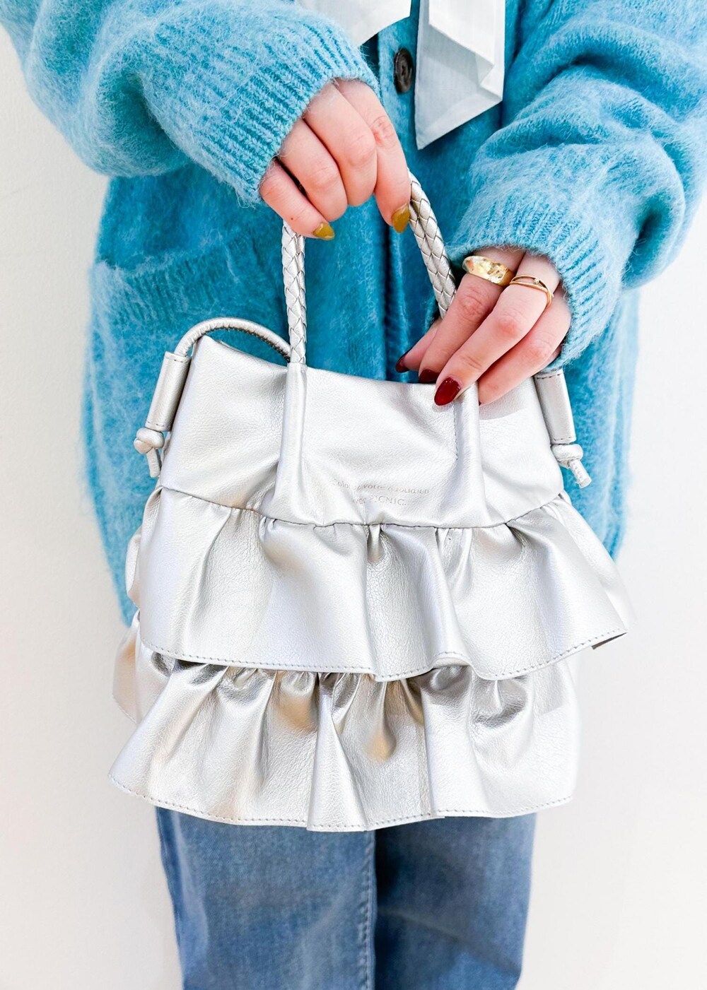 シルバー系のトートバッグ、ホワイト系のシャツ/ブラウス、グリーン系のカーディガン/ボレロを着用したレディースの秋コーディネートの7枚目の写真