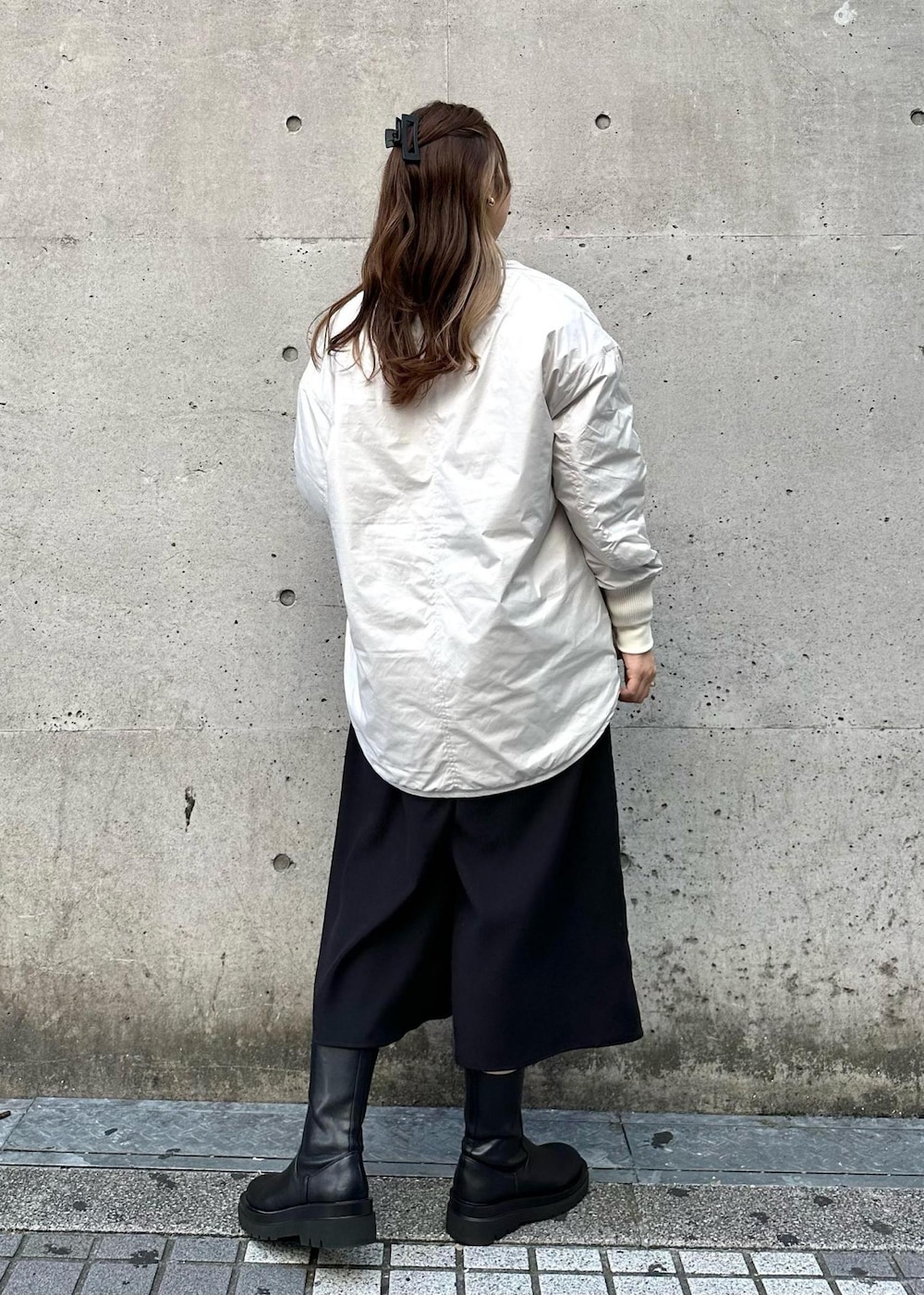 ブルー系のショルダーバッグ、ブラック系のその他パンツ、グレー系のブルゾンを着用したレディースの秋コーディネートの3枚目の写真