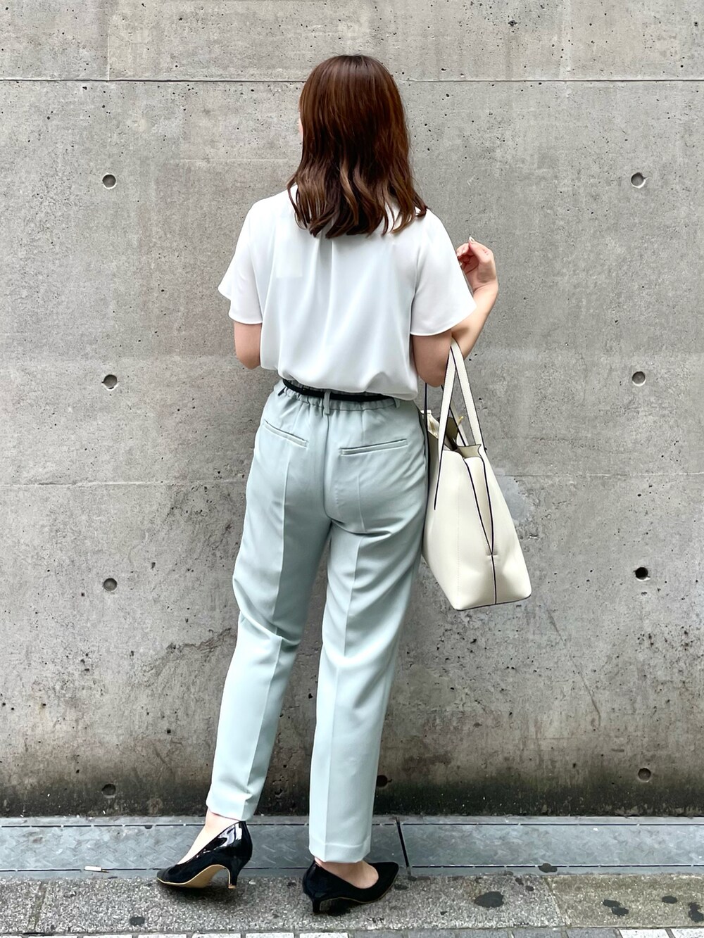 ホワイト系のシャツ/ブラウス、グリーン系のその他パンツ、ブラック系のパンプスを着用したレディースの夏コーディネートの2枚目の写真