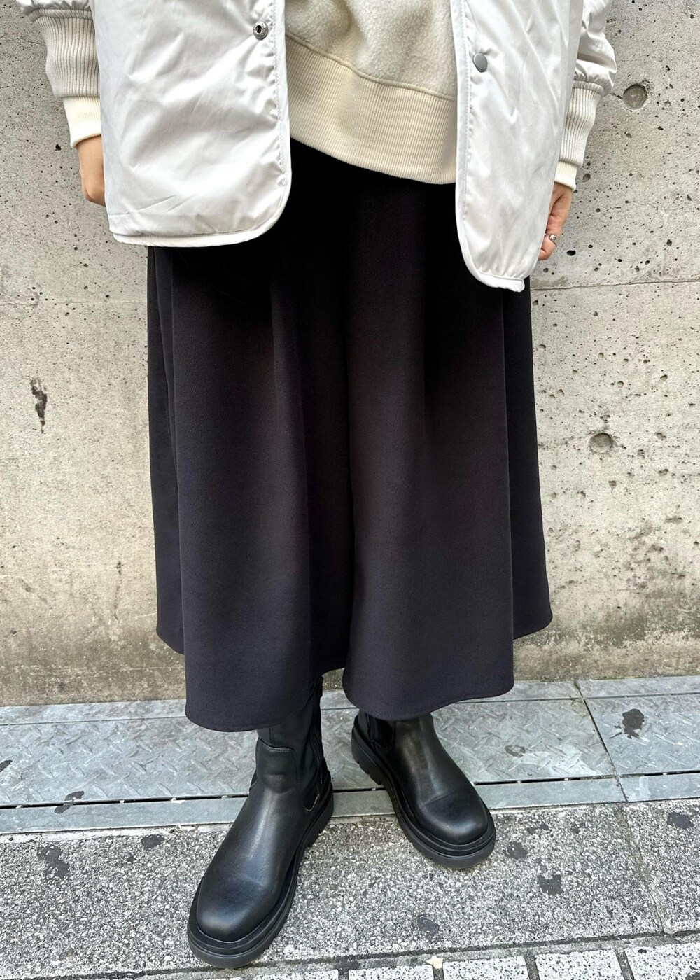 ブルー系のショルダーバッグ、ブラック系のその他パンツ、グレー系のブルゾンを着用したレディースの秋コーディネートの6枚目の写真