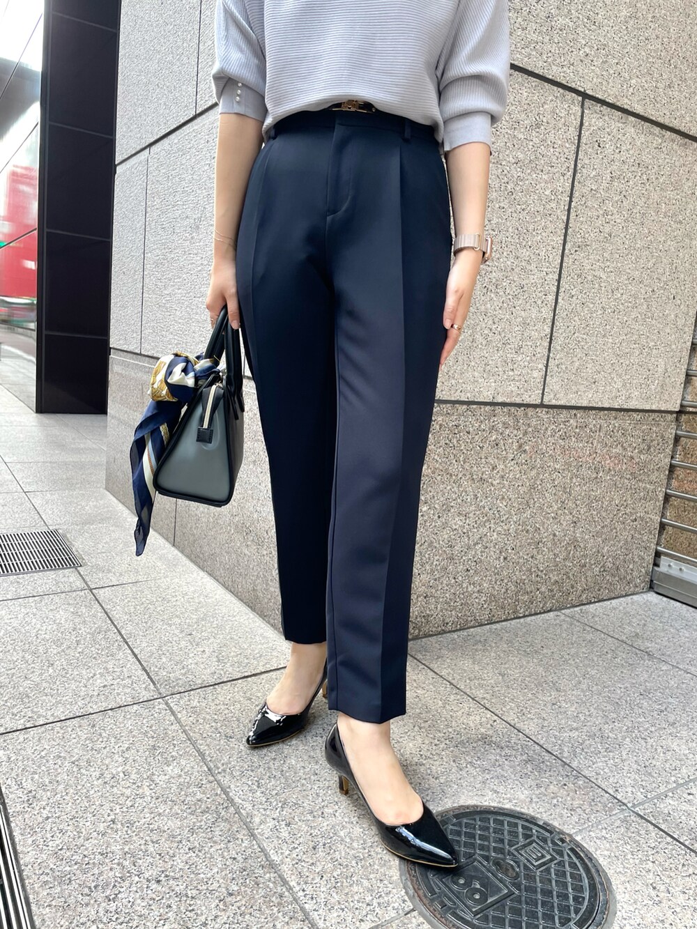 ブルー系のニット/セーター、ブルー系のその他パンツ、ブラック系のショルダーバッグを着用したレディースの秋コーディネートの5枚目の写真