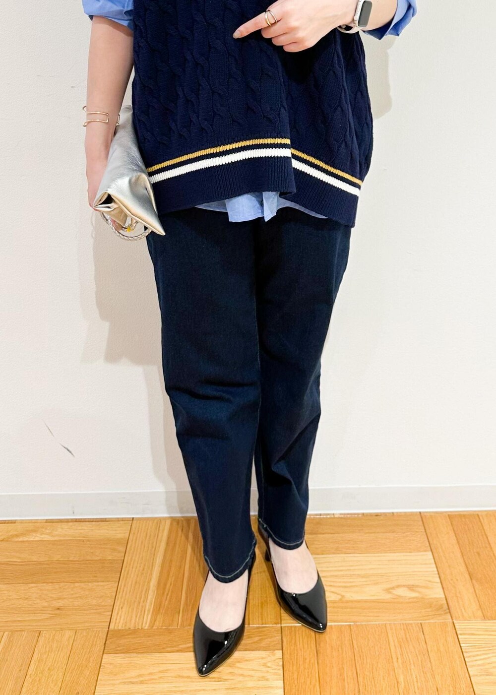 シルバー系のトートバッグ、ブルー系のベスト、ブルー系のシャツ/ブラウスを着用したレディースの夏コーディネートの6枚目の写真