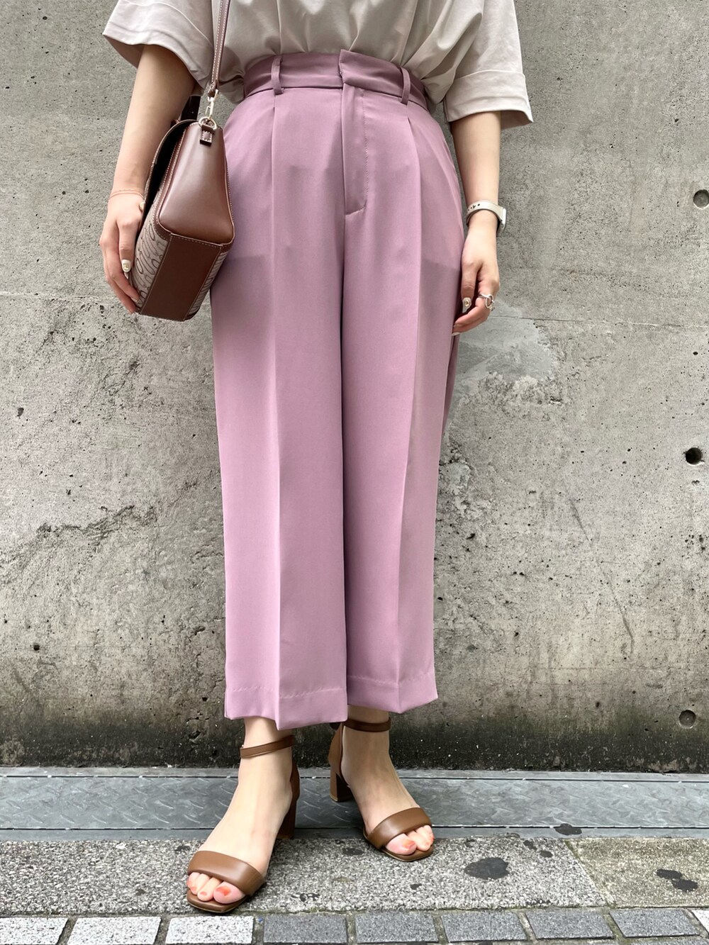 ベージュ系のTシャツ/カットソー、ピンク系のその他パンツ、ブラウン系のショルダーバッグを着用したレディースの夏コーディネートの5枚目の写真