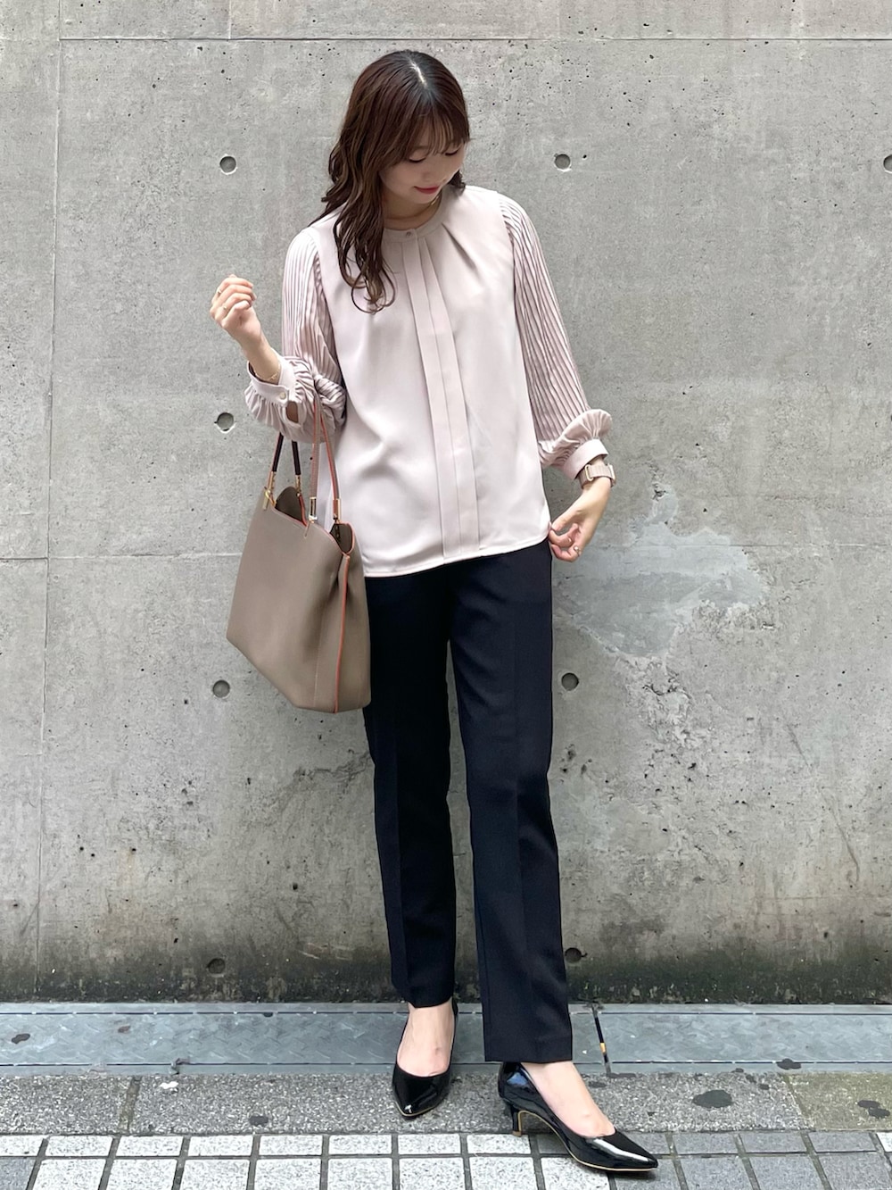 グレー系のカーディガン/ボレロ、ベージュ系のシャツ/ブラウス、ブラック系のパンプスを着用したレディースの秋コーディネートの3枚目の写真