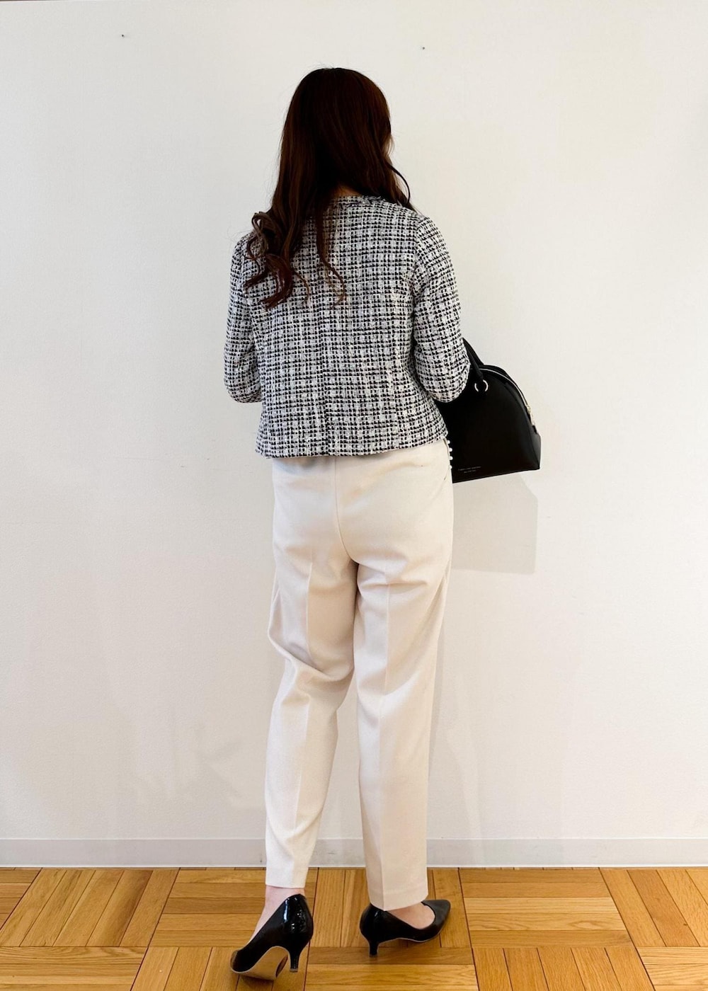 ブラック系のボストンバッグ、ホワイト系のシャツ/ブラウス、ホワイト系のその他パンツを着用したレディースの冬コーディネートの3枚目の写真