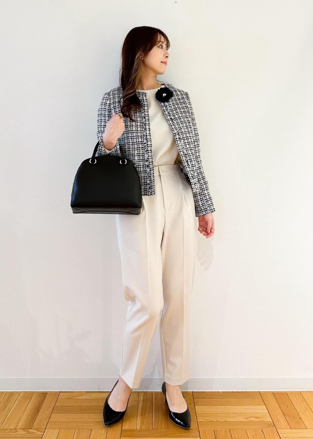 ブラック系のボストンバッグ、ホワイト系のシャツ/ブラウス、ホワイト系のその他パンツを着用したレディースの冬コーディネートの2枚目の写真
