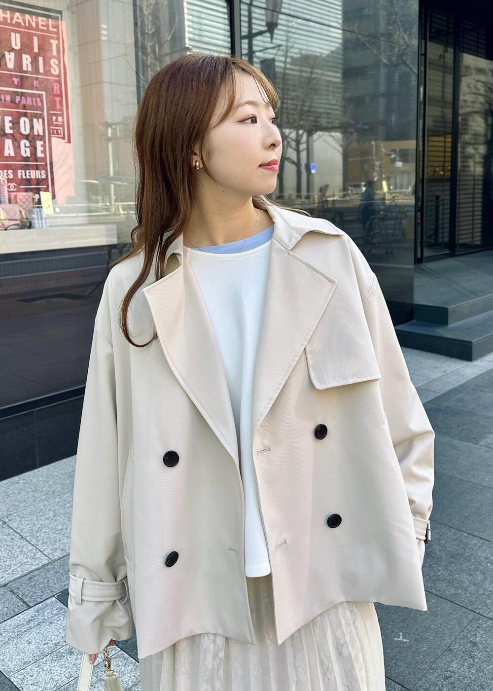 ブルー系のTシャツ/カットソー、ホワイト系のショルダーバッグ、ホワイト系のTシャツ/カットソーを着用したレディースの冬コーディネートの5枚目の写真