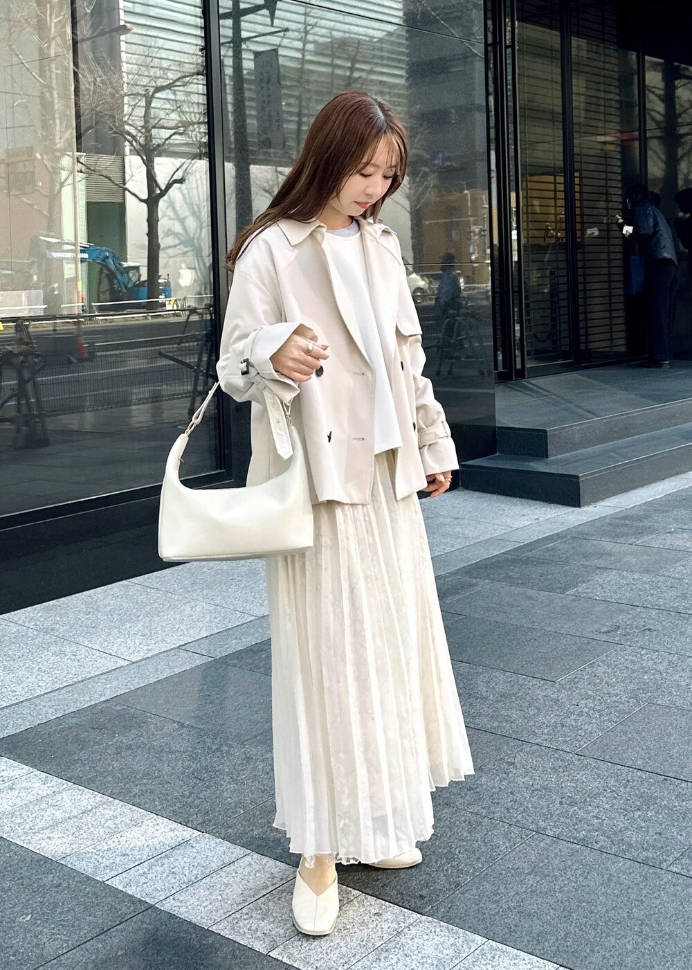 ブルー系のTシャツ/カットソー、ホワイト系のショルダーバッグ、ホワイト系のTシャツ/カットソーを着用したレディースの冬コーディネートの3枚目の写真