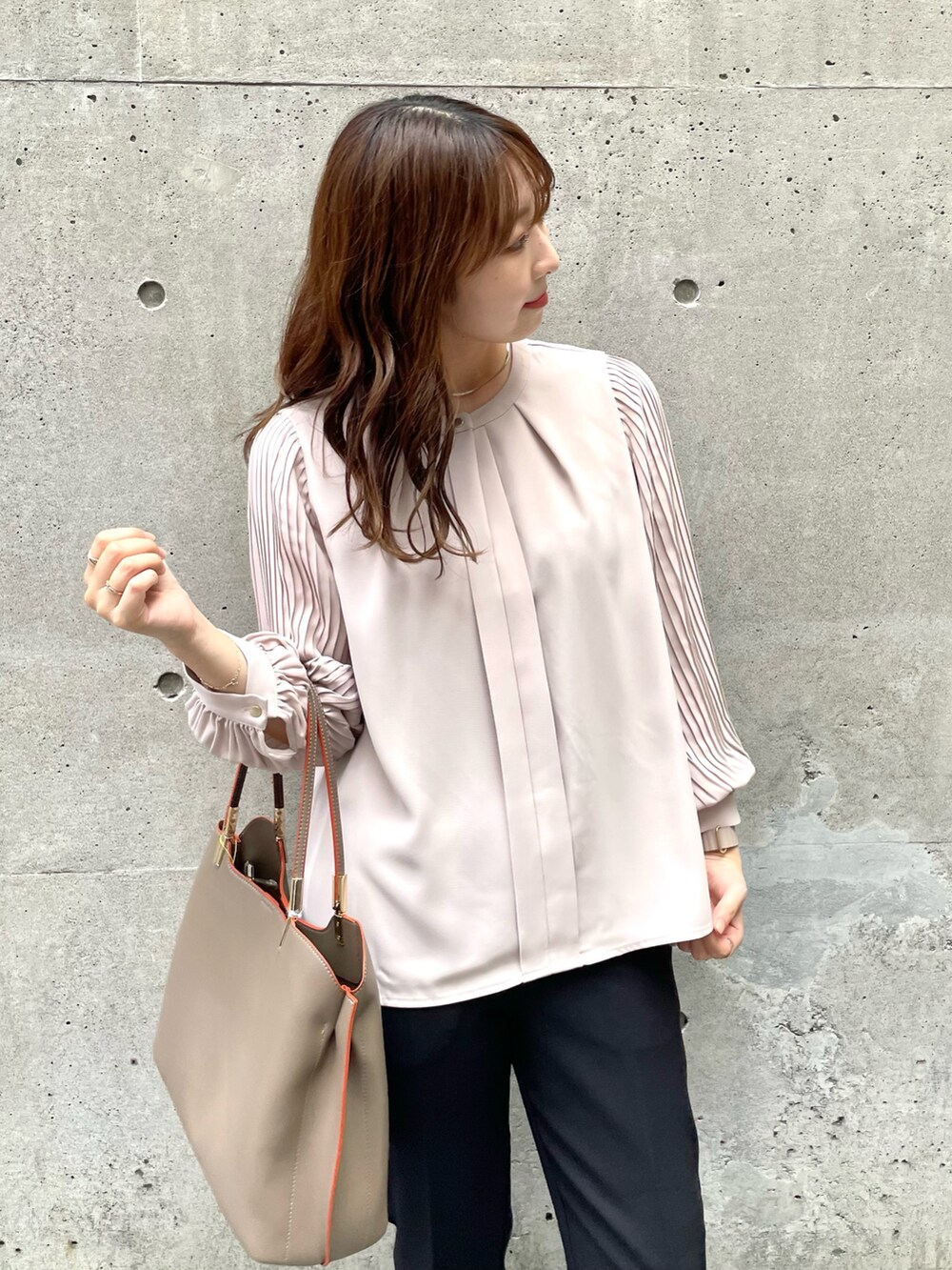 グレー系のカーディガン/ボレロ、ベージュ系のシャツ/ブラウス、ブラック系のパンプスを着用したレディースの秋コーディネートの4枚目の写真