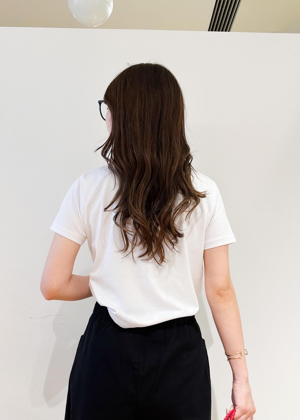 ブラック系のその他パンツ、ホワイト系のTシャツ/カットソー、レッド系のトートバッグを着用したレディースの夏コーディネートの5枚目の写真