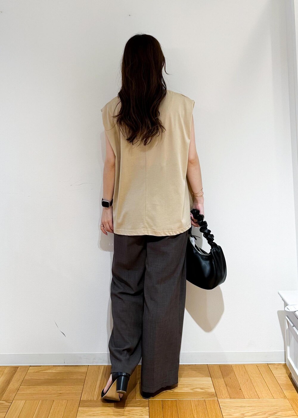 ベージュ系のTシャツ/カットソー、ブラウン系のその他パンツ、ブラック系のハンドバッグを着用したレディースの夏コーディネートの4枚目の写真