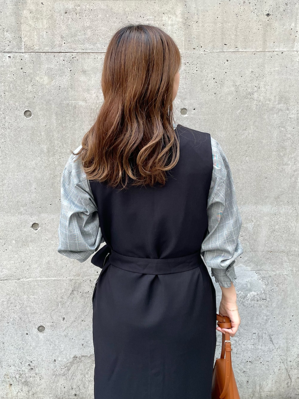 ブラック系のジャンパースカート、ブラック系のシャツ/ブラウス、ブラウン系のショルダーバッグを着用したレディースの秋コーディネートの4枚目の写真