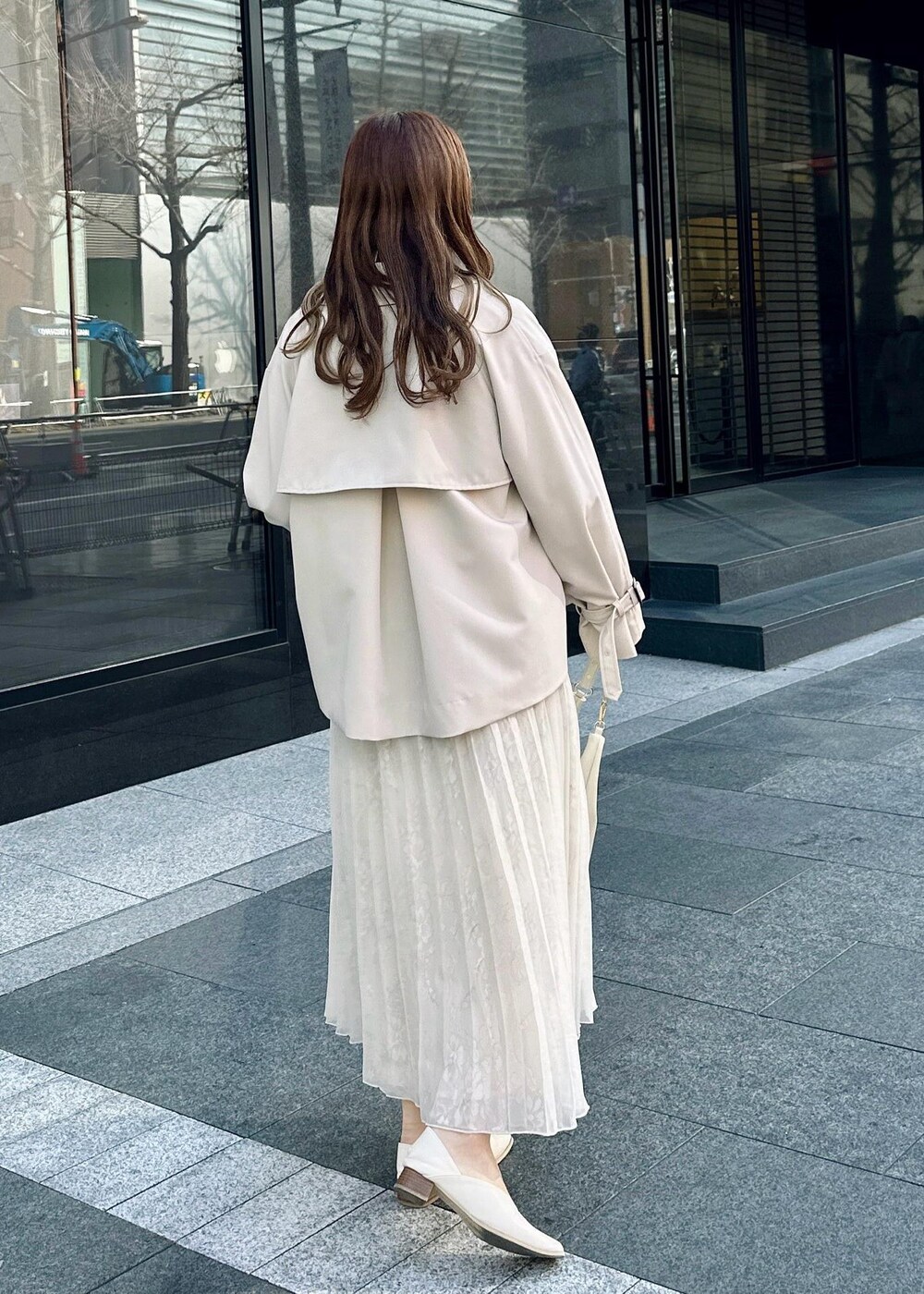 ブルー系のTシャツ/カットソー、ホワイト系のショルダーバッグ、ホワイト系のTシャツ/カットソーを着用したレディースの冬コーディネートの4枚目の写真