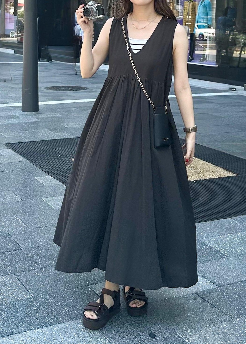 ブラック系のショルダーバッグ、ブラック系のワンピースを着用したレディースの夏コーディネートの2枚目の写真