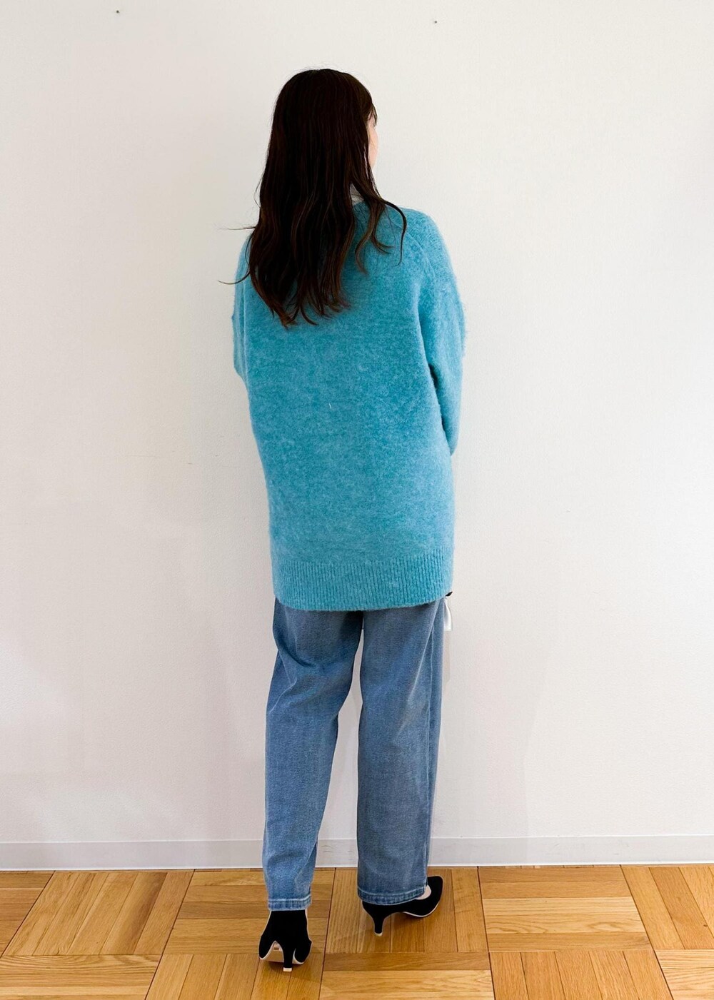 シルバー系のトートバッグ、ホワイト系のシャツ/ブラウス、グリーン系のカーディガン/ボレロを着用したレディースの秋コーディネートの3枚目の写真