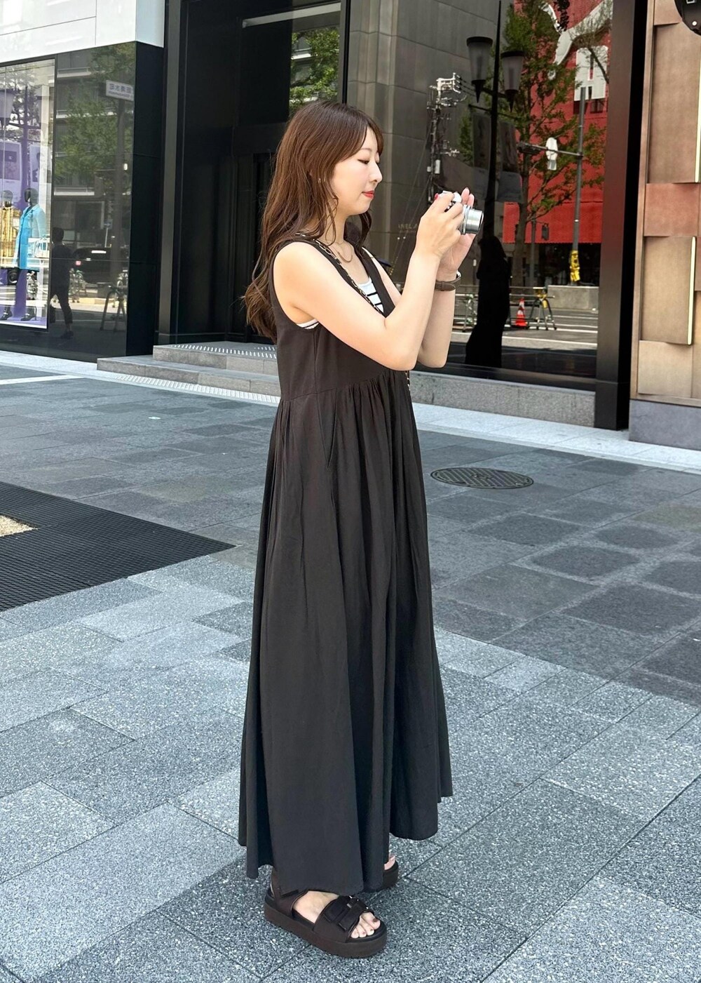 ブラック系のショルダーバッグ、ブラック系のワンピースを着用したレディースの夏コーディネートの4枚目の写真