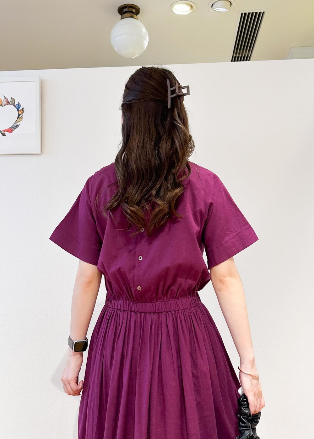 ブラック系のハンドバッグ、レッド系のワンピースを着用したレディースの夏コーディネートの5枚目の写真