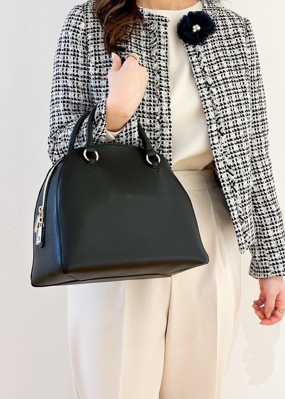 ブラック系のボストンバッグ、ホワイト系のシャツ/ブラウス、ホワイト系のその他パンツを着用したレディースの冬コーディネートの6枚目の写真