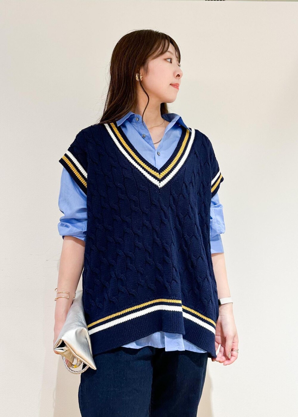 シルバー系のトートバッグ、ブルー系のベスト、ブルー系のシャツ/ブラウスを着用したレディースの夏コーディネートの4枚目の写真