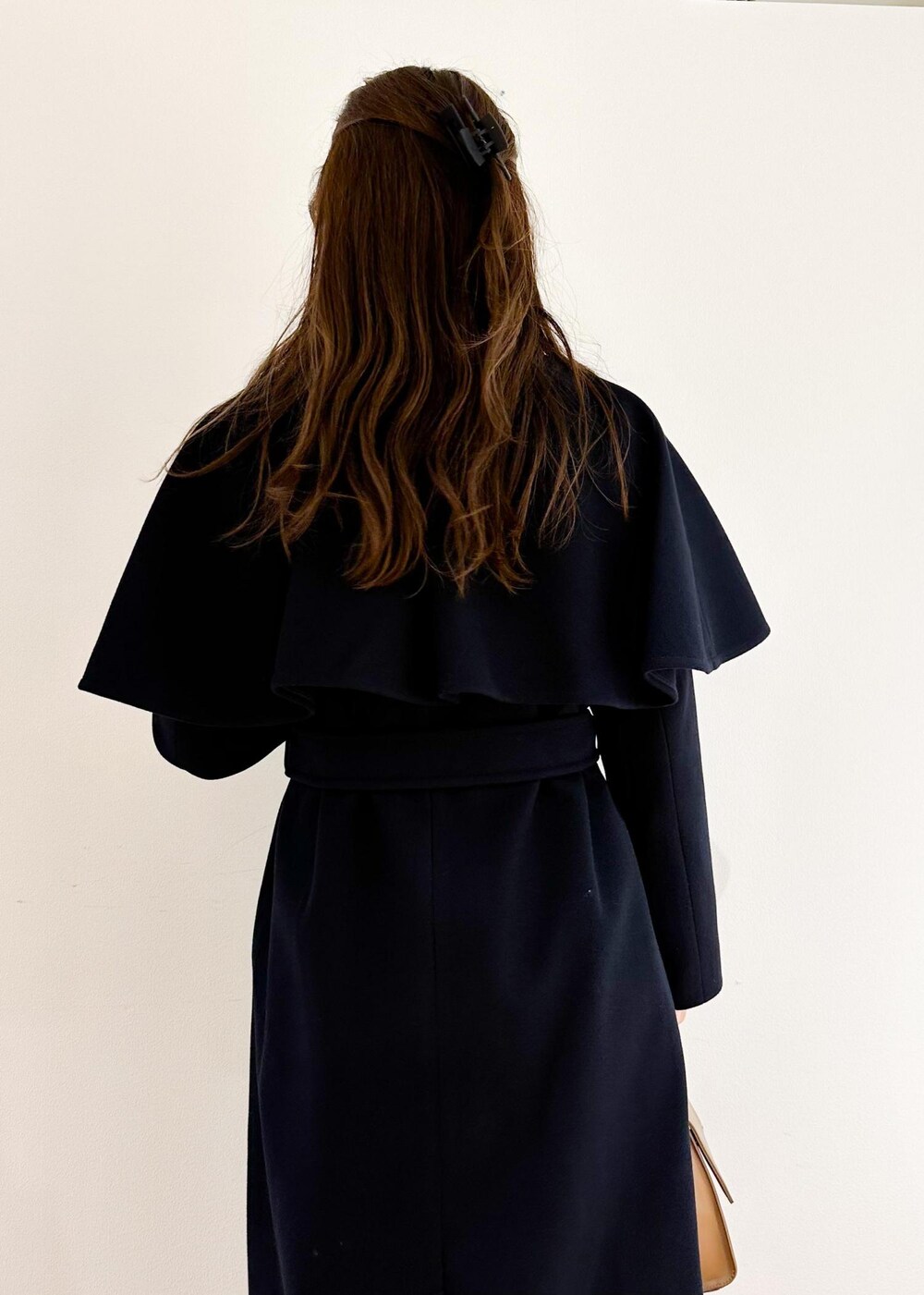 ホワイト系のニット/セーター、ブラウン系のショルダーバッグ、ブラック系のスカートを着用したレディースの秋コーディネートの5枚目の写真