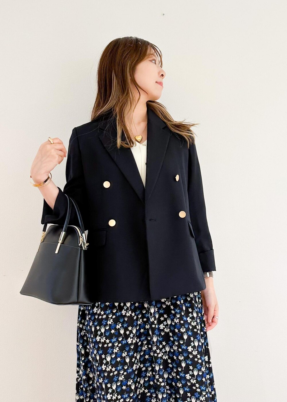 ブラック系のショルダーバッグ、ホワイト系のシャツ/ブラウス、ブルー系のテーラードジャケットを着用したレディースの秋コーディネートの4枚目の写真